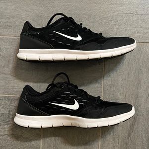 EUC Black Nike Sneakers in size 9.5